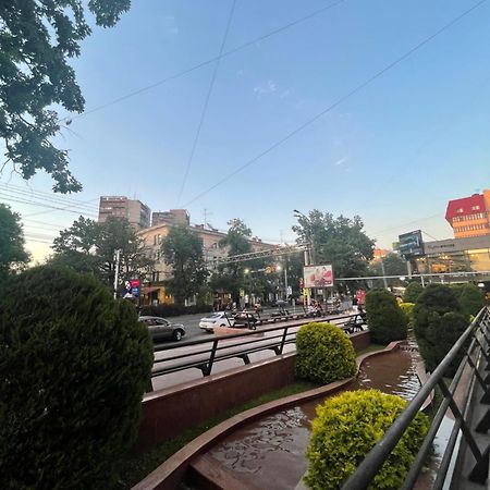 Двухкомнатная Квартира На Арбате Almaty Exterior foto